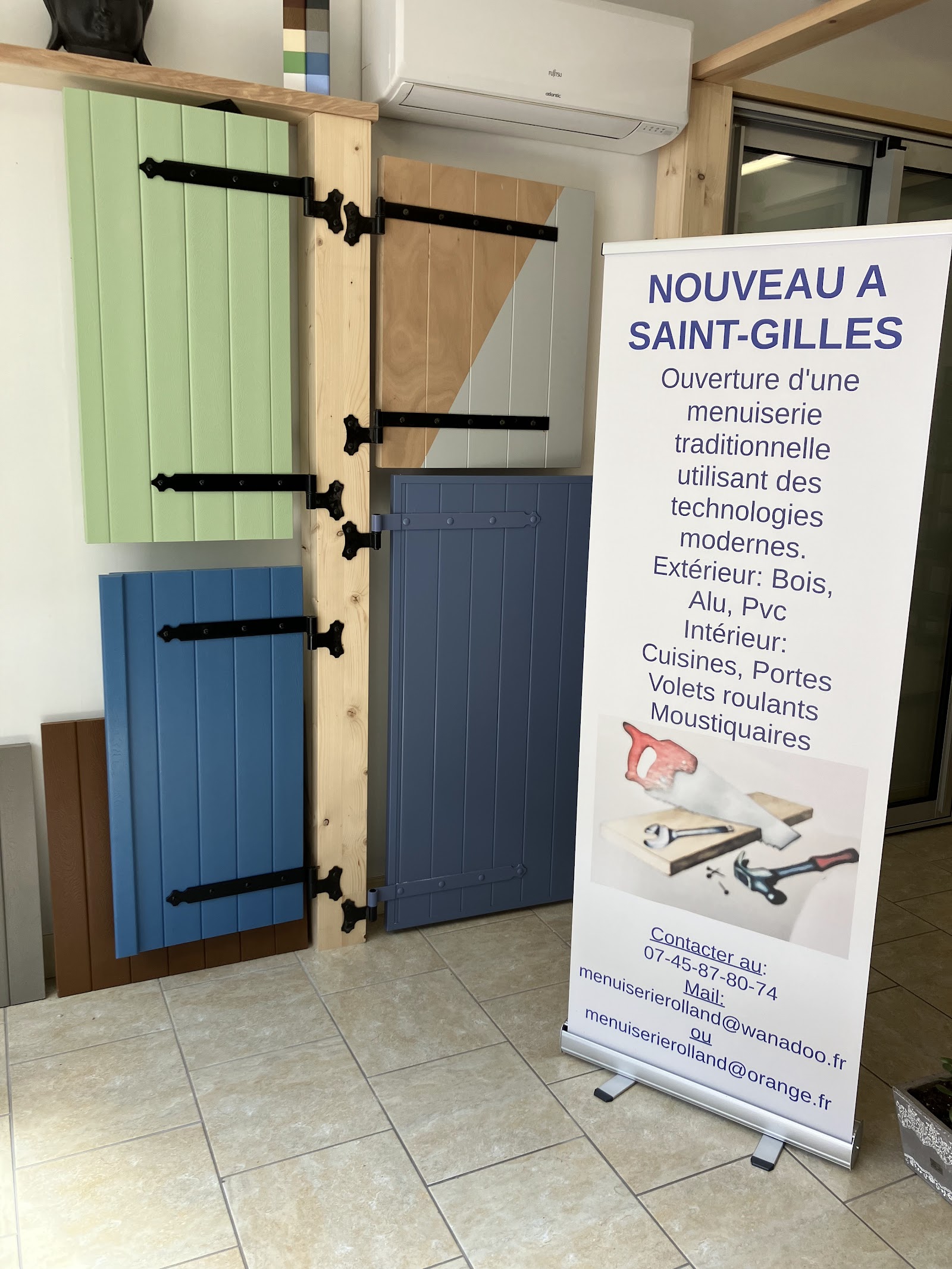 Volets bois et PVC dans le showroom