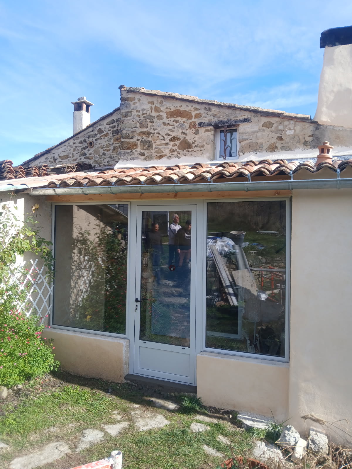 Véranda vitrée posée sur une maison en pierre