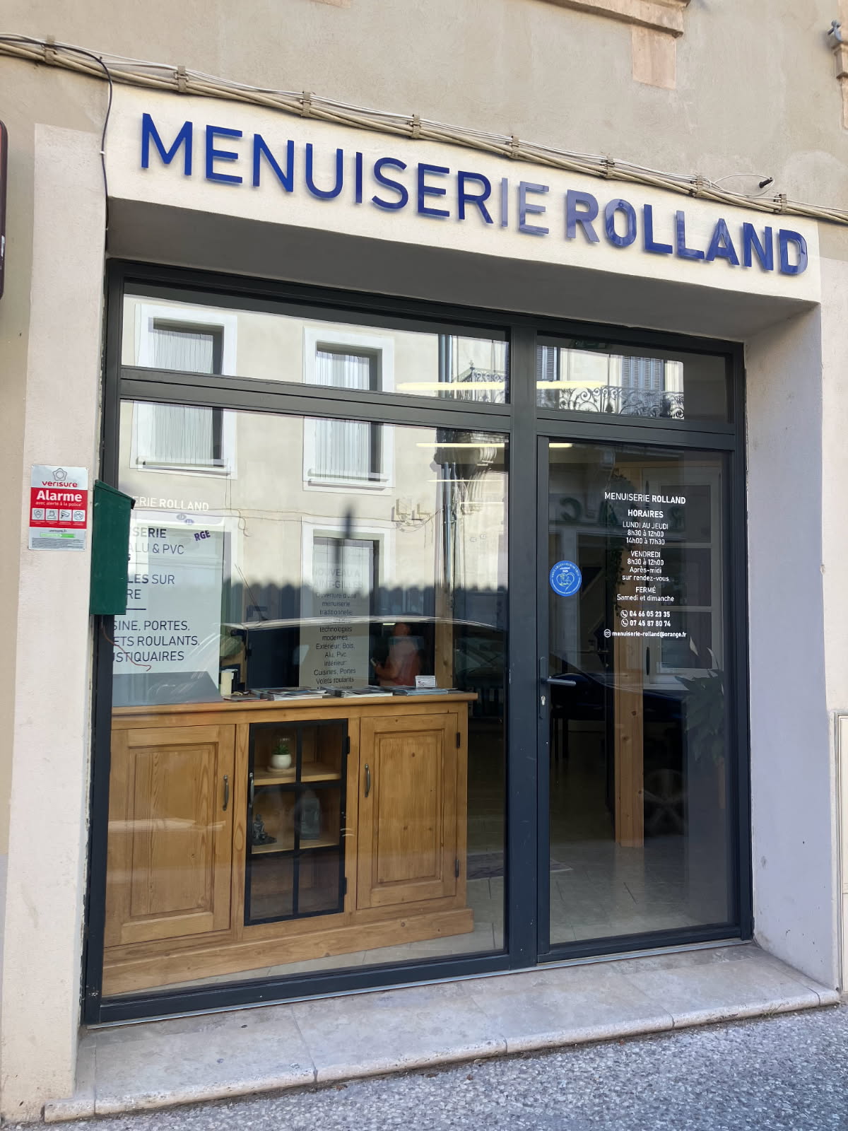 Devanture de la Menuiserie Rolland, rue Gambetta à Saint-Gilles